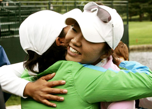 18일(한국시간) 미국 뉴저지주 클리프턴 어퍼 몬트클레어 골프장에서 열린 LPGA투어 사이베이스 클래식 마지막날 한국의 오지영이 우승을 확정하고 어머니와 함께 포옹을 나누고 있다. 