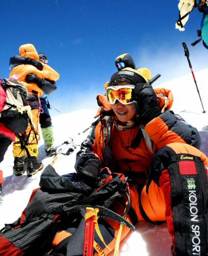  코오롱스포츠는 여성 산악인 고미영 대장과 김재수 대장이 18일(현지시간) 오전 세계 제3위봉(8,603m) 칸첸중가 정상등정에 성공했다고 밝혔다. 