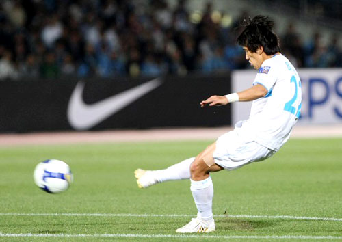 19일 일본 가와사키 도도로키 스타디움에서 열린 포항 스틸러스와 가와사키 프론탈레의 아시아챔피언스리그(AFC) 조별리그 6차전에서 포항 노병준이 프리킥으로 선취득점을 하고 있다. 