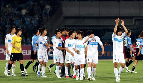 19일 일본 가와사키 도도로키 스타디움에서 열린 아시아챔피언스리그(AFC) 조별리그 6차전에서 가와사키 프론탈레에 승리한 포항 스틸러스 선수들이 경기 후 환호하고 있다. 