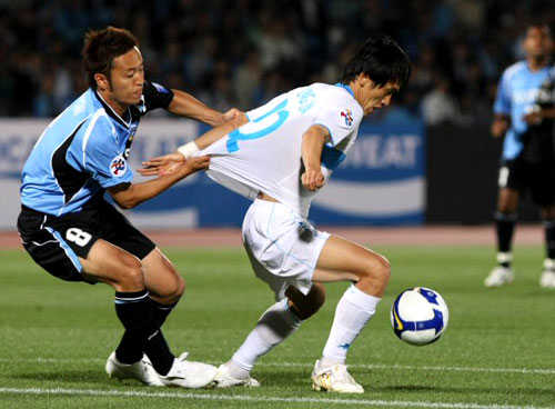 19일 일본 가와사키 도도로키 스타디움에서 열린 포항 스틸러스와 가와사키 프론탈레의 아시아챔피언스리그(AFC) 조별리그 6차전에서 포항 노병준이 가와사키 야마기시와 몸싸움을 벌이고 있다. 