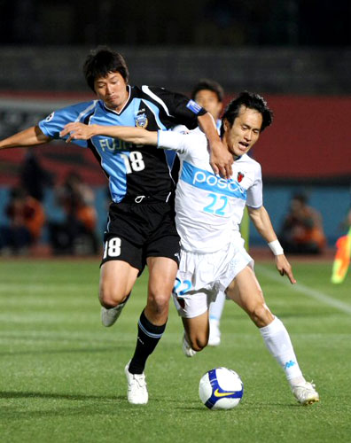 19일 일본 가와사키 도도로키 스타디움에서 열린 포항 스틸러스와 가와사키 프론탈레의 아시아챔피언스리그(AFC) 조별리그 6차전에서 포항 노병준이 가와사키 요코야마와 몸싸움을 벌이고 있다. 