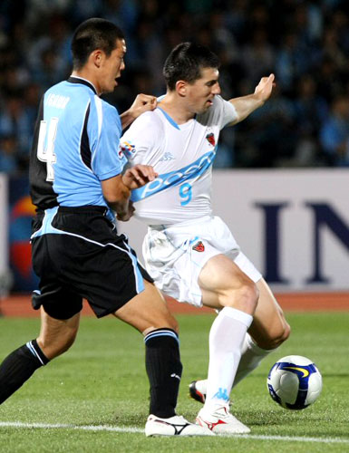 19일 일본 가와사키 도도로키 스타디움에서 열린 포항 스틸러스와 가와사키 프론탈레의 아시아챔피언스리그(AFC) 조별리그 6차전에서 포항 스테보가 가와사키 이가와와 몸싸움을 하고 있다. 