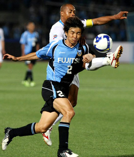 19일 일본 가와사키 도도로키 스타디움에서 열린 포항 스틸러스와 가와사키 프론탈레의 아시아챔피언스리그(AFC) 조별리그 6차전에서 포항 데닐슨이 가와사키 이토와 몸싸움을 벌이고 있다. 
