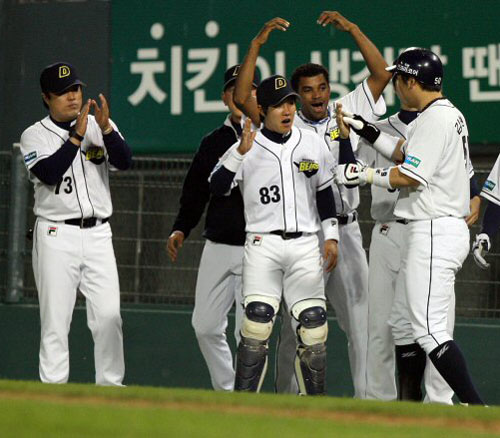  19일 오후 서울 잠실야구장에서 열린 프로야구 두산과 롯데의 경기에서 6회말 무사 두산 김현수가 솔로홈런을 날린 뒤 동료들과 기쁨을 나누고 있다. 