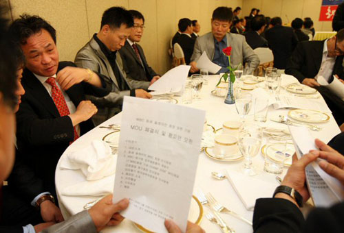 프로복싱 세계챔피언 장정구(왼쪽)와 유제두, 김태식, 박종팔, 지인진 씨 등 챔피언들이 20일 오전 서울 중구 세종 호텔에서 열린 WBC총회 기념 챔프 2009 MOU 체결식에 참석하고 있다. 