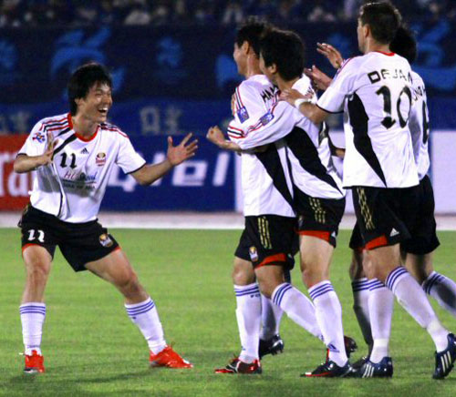   20일 오후 일본 오사카 엑스포70경기장에서 열린 AFC챔피언스리그 FC 서울과 오사카 감바경기에서 후반 결승골을 넣은 김한윤 이 동료들과 함께 기뻐하고 있다. 