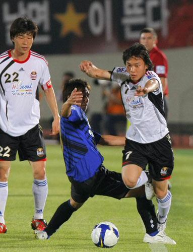  20일 오후 일본 오사카 엑스포70경기장에서 열린 AFC챔피언스리그 FC 서울과 오사카 감바경기에서 서울의 김치우가 돌파를 시도하고 있다. 