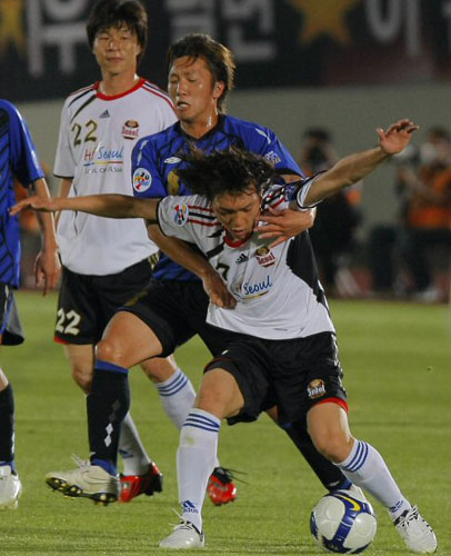   20일 오후 일본 오사카 엑스포70경기장에서 열린 AFC챔피언스리그 FC 서울과 오사카 감바경기에서 서울의 김치우가 볼다툼을 벌이고 있다. 