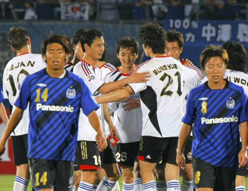   20일 오후 일본 오사카 엑스포70경기장에서 열린 AFC챔피언스리그 FC 서울과 오사카 감바경기에서 2-1로 승리를 차지한 FC서울 선수들이 기뻐하고 있다. 