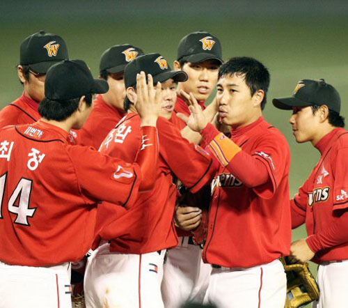  21일 대구구장에서 열린 프로야구 삼성 라이온즈-SK 와이번스전에서 승리한 SK 선수들이 경기종료와 함께 손을 맞추며 원정경기 3연승을 자축하고 있다. 