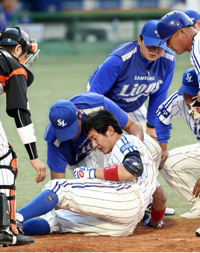  22일 대구구장에서 열린 프로야구 삼성 라이온즈-롯데 자이언츠전에서 2회말 2사 1루의 상황에서 타석에 선 삼성 손주인이 롯데 투수 김일엽이 던진 공을 헬멧에 맞고 쓰러진 뒤 일어서고 있다. 