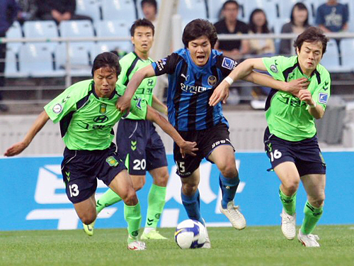 23일 전주월드컵경기장에서 열린 K-리그 전북 현대와 인천 유나이티드의 경기에서 인천 유병수(가운데)가 전북 수비진을 뚫고 드리블하고 있다. 