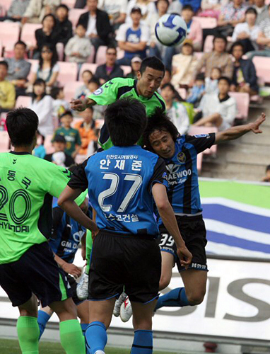 23일 전주월드컵경기장에서 열린 K-리그 전북 현대와 인천 유나이티드의 경기에서 전북 최태욱이 헤딩슛하고 있다. 