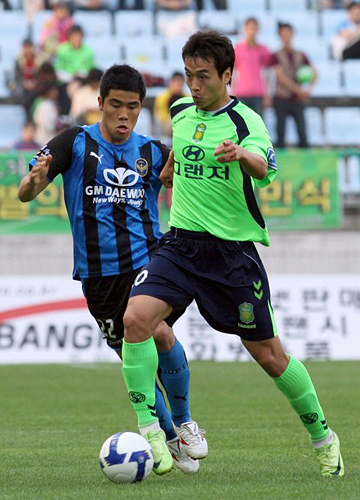 23일 전주월드컵경기장에서 열린 K-리그 전북 현대와 인천 유나이티드의 경기에서 전북 이동국이 인천 박재현의 마크를 뚫고 드리블하고 있다. 