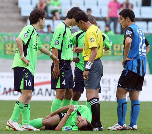 23일 전주월드컵경기장에서 열린 K-리그 전북 현대와 인천 유나이티드의 경기에서 전북 이동국이 태클에 걸려 넘어진 뒤 고통스러워하고 있다. 