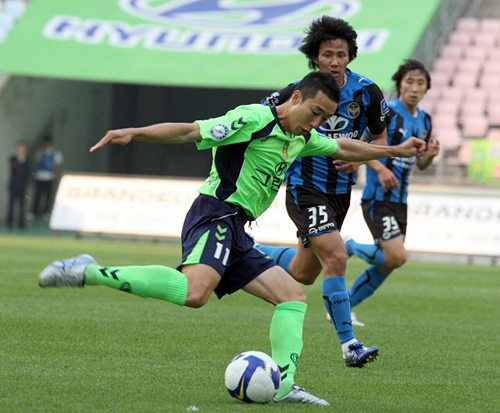 23일 전주월드컵경기장에서 열린 K-리그 전북 현대와 인천 유나이티드의 경기에서 전북 최태욱이 패스하고 있다. 
