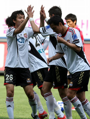 24일 대전월드컵경기장에서 열린 2009 프로축구 K리그 서울과 대전 경기에서 서울 데얀이 페널티킥을 성공한 뒤 동료들의 축하를 받고 있다. 