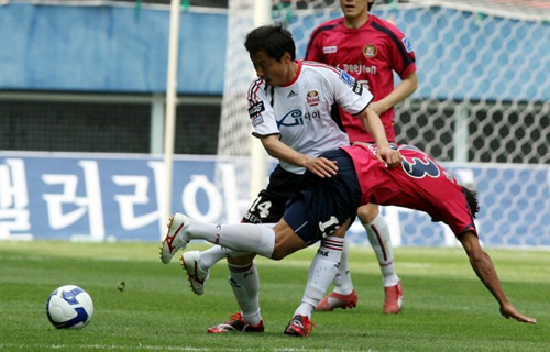  24일 대전월드컵경기장에서 열린 2009 프로축구 K리그 대전과 서울 경기에서 대전 바벨과 서울 김한윤이 공을 두고 몸싸움을 벌이고 있다. 