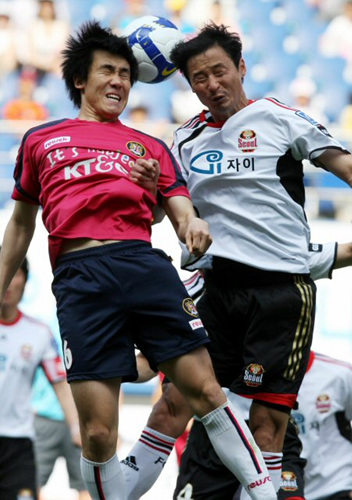 24일 대전월드컵경기장에서 열린 2009 프로축구 K리그 대전과 서울 경기에서 대전 권집과 서울 김한윤이 문전에서 공중볼을 다투고 있다. 