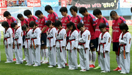 24일 대전월드컵경기장에서 열린 2009 프로축구 K리그 서울과 대전 경기에 앞서 선수들이 고 노무현 전 대통령의 명복을 비는 묵념을 하고 있다. 