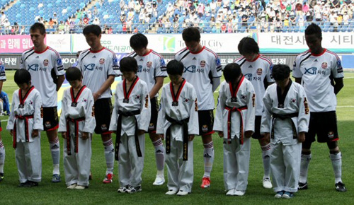 24일 대전월드컵경기장에서 열린 2009 프로축구 K리그 서울과 대전 경기에 앞서 선수들이 고 노무현 전 대통령의 명복을 비는 묵념을 하고 있다. 