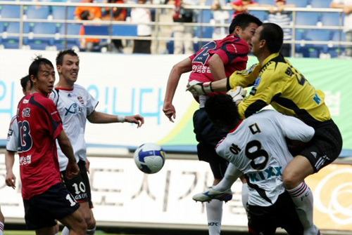 24일 대전월드컵경기장에서 열린 2009 프로축구 K리그 서울과 대전 경기에서 선수들이 문전에서 치열한 공다툼을 벌이고 있다.
 