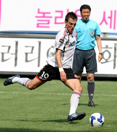 24일 대전월드컵경기장에서 열린 2009 프로축구 K리그 서울과 대전 경기에서 서울 데얀이 페널티킥을 성공하고 있다. 