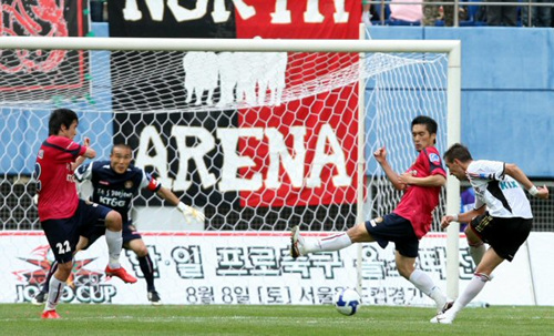 24일 대전월드컵경기장에서 열린 2009 프로축구 K리그 서울과 대전 경기에서 서울 데얀이 슛을 하고 있다.
 