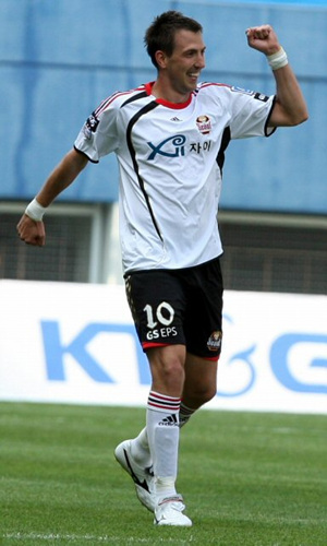 24일 대전월드컵경기장에서 열린 2009 프로축구 K리그 서울과 대전 경기에서 서울 데얀이 두번째 골을 성공시킨 뒤 기뻐하고 있다. 
 