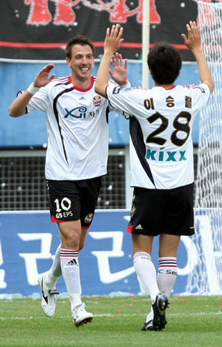24일 대전월드컵경기장에서 열린 2009 프로축구 K리그 서울과 대전 경기에서 서울 데얀이 두번째 골을 성공시킨 뒤 동료 이승렬의 축하를 받고 있다.
 
