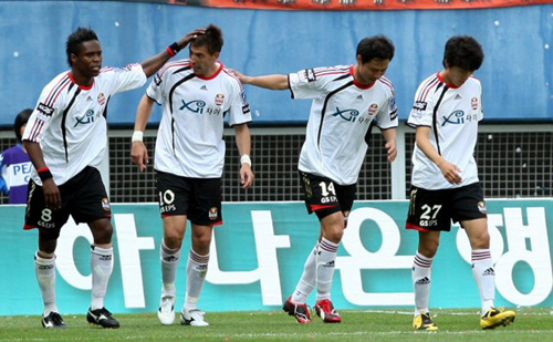 24일 대전월드컵경기장에서 열린 2009 프로축구 K리그 서울과 대전 경기에서 서울 데얀이 두번째 골을 성공시킨 뒤 동료들의 축하를 받고 있다.
 