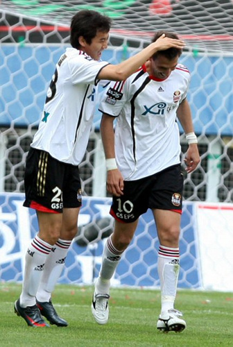 24일 대전월드컵경기장에서 열린 2009 프로축구 K리그 서울과 대전 경기에서 서울 데얀이 두번째 골을 성공시킨 뒤 동료 이승렬의 축하를 받고 있다. 
 