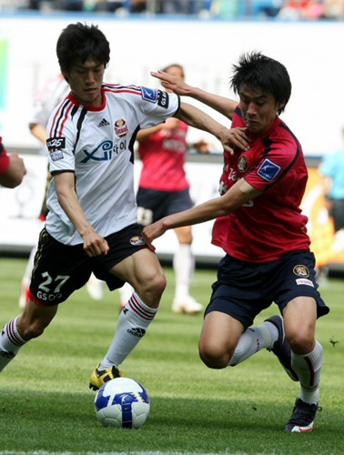 24일 대전월드컵경기장에서 열린 2009 프로축구 K리그 대전과 서울 경기에서 대전 양정민과 서울 이청용이 치열한 공다툼을 벌이고 있다. 