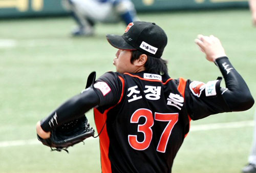 24일 대구구장에서 열린 프로야구 삼성 라이온즈-롯데 자이언츠전에서 롯데 선발투수 조정이 힘차게 공을 던지고 있다. 