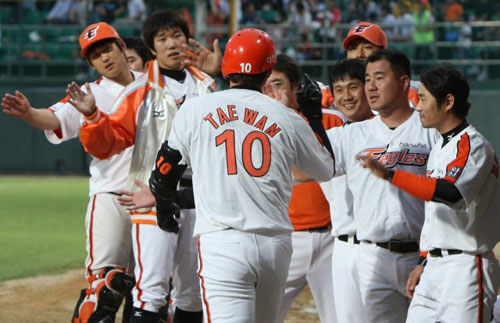 26일 청주야구장에서 열린 2009 프로야구 한화 이글스-삼성 라이온즈 경기,  한화 김태완이 4회말 역전 홈런을 친 후 팀 동료들의 축하를 받고 있다. 