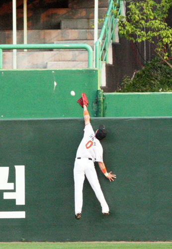 26일 인천 문학구장에서 열린 2009 프로야구 SK 와이번스-KIA 타이거즈 경기, SK 중견수 김강민이 KIA 안치홍의 홈런 타구를 잡기 위해 점프하고 있다. 
