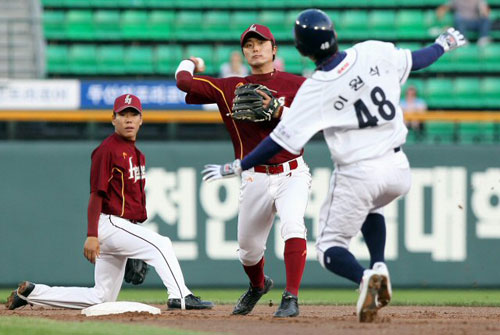 26일 서울 잠실구장에서 열린 2009 프로야구 두산 베어스-히어로즈 경기,  두산 이원석이 2회말 2루에서 아웃되고 있다. 