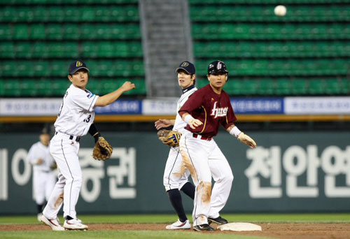 26일 서울 잠실구장에서 열린 2009 프로야구 두산 베어스-히어로즈 경기, 히어로즈 송지만(오른쪽)이 5회초 2루 진루에 성공하고 있다. 