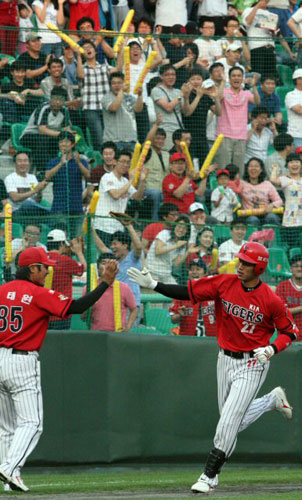 26일 인천 문학구장에서 열린 2009 프로야구 SK 와이번스-KIA 타이거즈 경기, KIA 김상현(오른쪽)이 2회초 동점 1점 홈런을 친 후 3루 코치와 하이파이브를 하고 있다. 