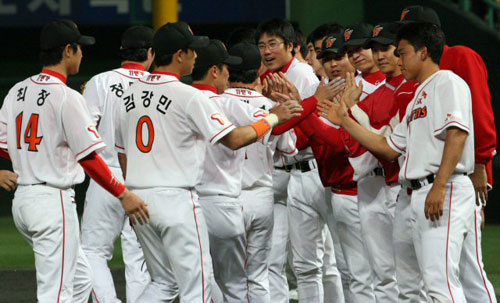 26일 인천 문학구장에서 열린 2009 프로야구 SK 와이번스-KIA 타이거즈 경기, SK 선수들이 KIA에 3대2로 승리한 후 기뻐하고 있다. 