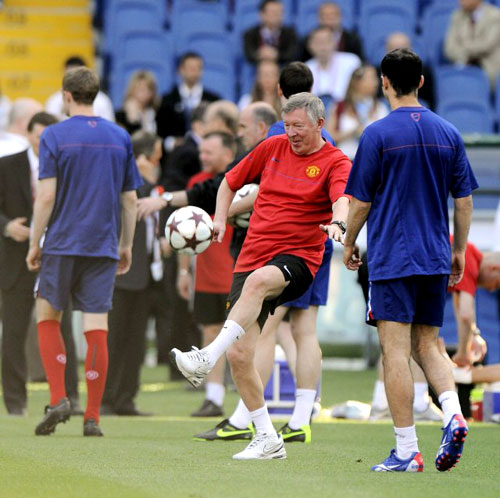 2009 챔피언스리그 결승을 하루 앞둔 27일 새벽(한국시간) 이탈리아 로마의 스타디오 올림피코에서 열린 맨체스터 유나이티드 공식 팀 훈련에서 알렉스 퍼거슨 감독이 공을 차고 있다. 
