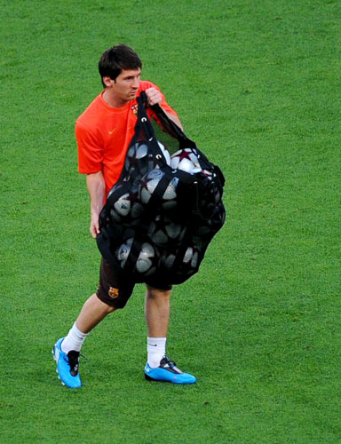 27일 새벽(한국시간) 이탈리아 로마의 스타디오 올림피코에서 열린 바르셀로나의 팀 훈련에서 리오넬 메시가 직접 공을 준비하고 있다.
 