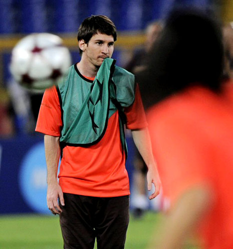 27일 새벽(한국시간) 이탈리아 로마의 스타디오 올림피코에서 열린 바르셀로나의 팀 훈련에서 리오넬 메시가 훈련 중 생각에 잠겨있다.
 