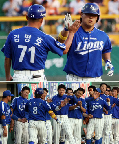 27일 청주야구장에서 열린 2009 프로야구 한화 이글스-삼성 라이온즈 경기, 삼성 박석민이 2회초 1점 홈런을 친 후 김평호 3루 코치, 팀 동료들과 하이파이브를 하고 있다. 