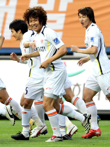27일 대전월드컵경기장에서 벌어진 피스컵 코리아 2009 성남과 대전 경기에서 첫골을 성공시킨 성남 김진용이 환하게 웃고 있다. 