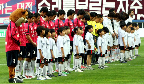 27일 대전월드컵경기장에서 벌어진 피스컵 코리아 2009 성남과 대전 경기에 앞서 선수들이 고 노무현 전 대통령의 명복을 비는 묵념을 하고 있다. 