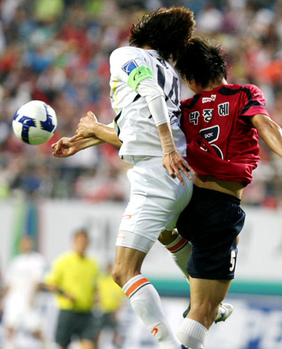 27일 대전월드컵경기장에서 벌어진 피스컵 코리아 2009 성남과 대전 경기에서 성남 김정우와 대전 박정혜가 문전에서 공중볼을 다투고 있다. 
