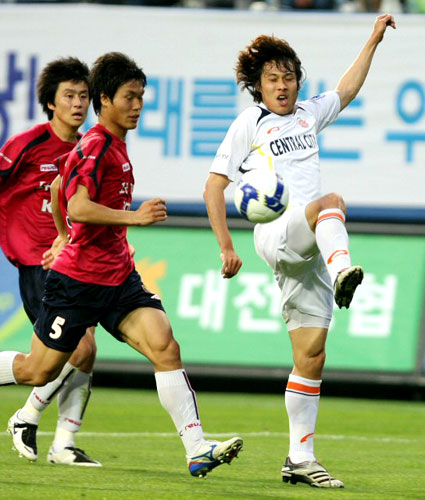 27일 대전월드컵경기장에서 벌어진 피스컵 코리아 2009 성남과 대전 경기에서 성남 김진용이 슛하고 있다. 