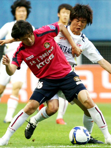 27일 대전월드컵경기장에서 벌어진 피스컵 코리아 2009 대전과 성남 경기에서 대전 이여성과 성남 한동원이 공을 다투고 있다. 